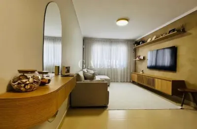 Sobrado semi novo à venda com 3 quartos e rica em móveis planejados