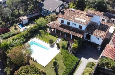 Magnífica casa à venda em atibaia, com 04 quartos, 5 salas, piscina, 1598m2, natureza maravilhosa, bairro nobre.