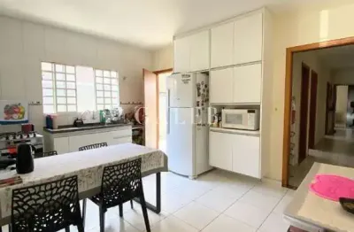 Ótima casa à venda em atibaia-sp, no jardim das cerejeiras - 03 quartos, 01 suíte, 1 sala, 2 vagas, 112,67m².