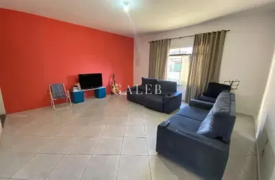 Casa térrea, 6 vagas sendo 2 cobertas, churrasqueira forno de pizza e fogão a lenha - 250 metros de terreno