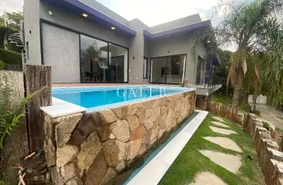 Casa alto padrão, porteira fechada, piscina com borda infinita, quarto para empregados, adega