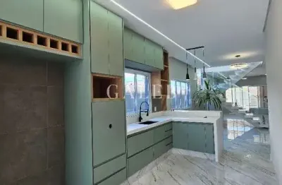 Sobrado à venda com 3 suítes, piscina e 186m² de área construída