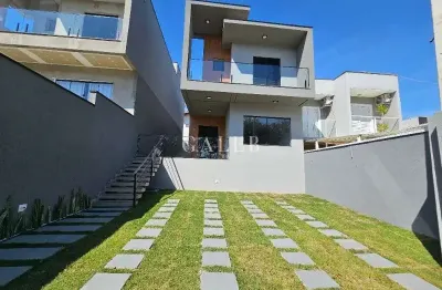 Sobrado à venda com 3 suítes,  salas amplas em excelente localização