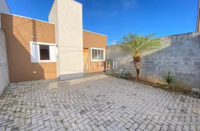 Casa térrea, 2 quartos, quintal grande, 2 vagas de garagem