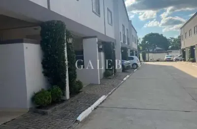 Sobrado à venda em condomínio com 2 suítes amplas, piscina no condomínio