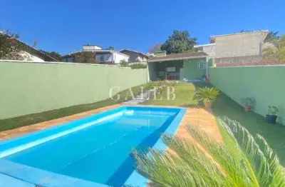 Casa térrea com piscina, 4 quartos, 2 suítes, 520 m2 de terreno, excelente localização