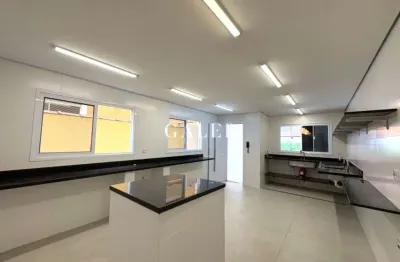 Casa à venda em Atibaia-SP no Jardim Alvinópolis: 2 suítes, 3 banheiros, 2 vagas de garagem e 150m².