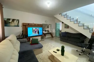 Sobrado com 3 suítes, 4 vagas de garagem, piscina, bairro planejado