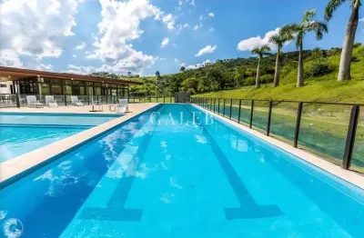 Terreno à venda em aclive com 725m² em condomínio dentro da cidade