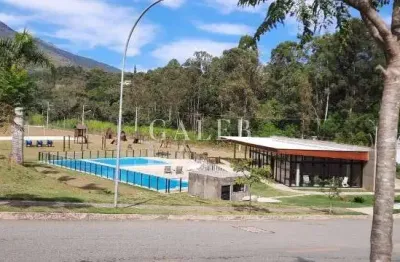 Terreno em aclive com 928,32m² no condomínio itaporã no centro da cidade
