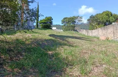 Terreno com linda vista em topografia declive, em um condomínio dentro da cidade com total infra-estrututa!