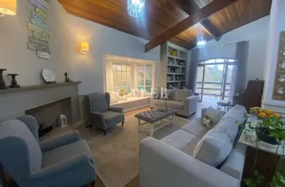 Um charme de casa no condomínio palavra da vida: 05 quartos, 04 suítes, sala com lareira, área gourmet completa e uma vida de tranquilidade!