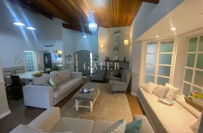 Um charme de casa no Condomínio Palavra da Vida: 05 Quartos, 04 Suítes, sala com lareira, área gourmet completa e uma vida de tranquilidade!