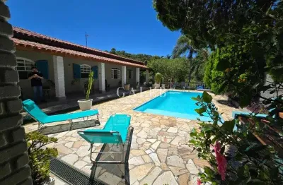Casa de alto padrão com terreno grande, térrea,  dentro de condomínio, piscina