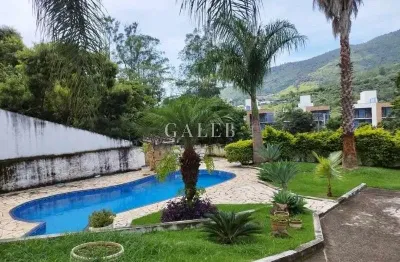 Casa ou chácara espaçosa com vista para a pedra grande,  5 quartos (2 suítes), piscina, em condomínio