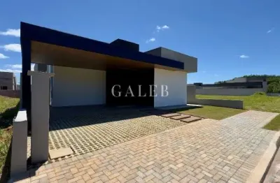 Casa térrea em condomínio completa, com 3 quartos sendo 1 suíte, piscina e churrasqueira