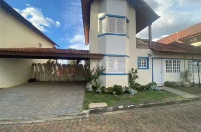 Um charme de casa em condomínio fechado com localização privilegiada!