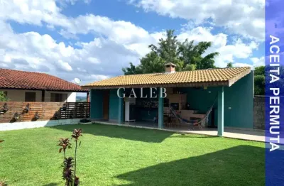 Chácara à Venda em Campos de Atibaia-SP: 5 Quartos, 2 Suítes, 2 Salas, 814m².