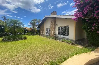 Maravilhosa casa térrea com excelente localização! Piscina, campo de futebol e sauna num terreno de 1.669m2