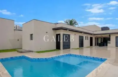 Casa mobiliada térrea no condomínio figueira gardem em atibaia com 3 suítes e piscina.