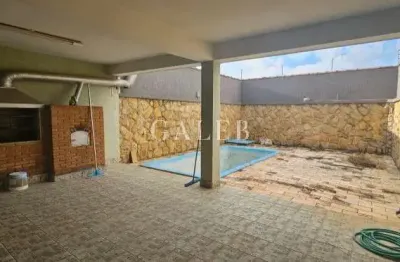 Casa à venda no centro da cidade com 3 quartos, piscina, garagem para 4 carros