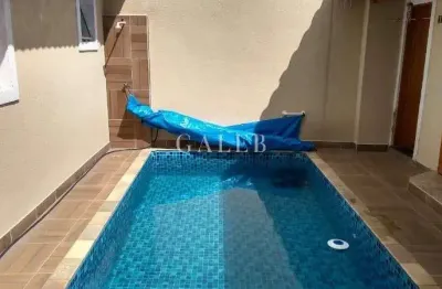 Casa térrea,  piscina, churrasqueira,  2 vagas de garagem cobertas,  2 quartos