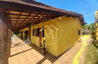 Chácara à venda, terreno de 3.285 m² (com 3 lotes desmembráveis) e 271 m² construídos.