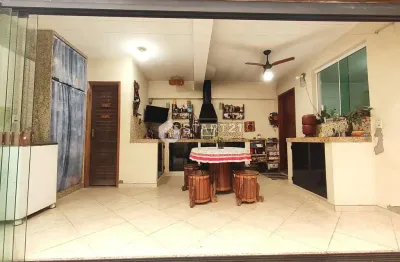 Linda casa a venda com 4 quartos, sendo duas suítes e uma suíte master, vaga de garagem e área gour