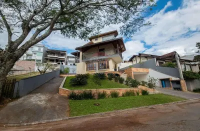 Casa imponente pela sua arquitetura no aruã em 2 lotes 600m² , 344m² construídos, piscina, 3 quartos, sótão com vista incrível, e edícula espaçosa!