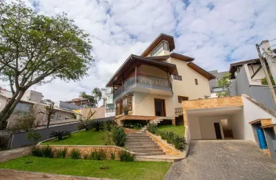 Casa imponente pela sua arquitetura no aruã em 2 lotes 600m² , 344m² construídos, piscina, 3 quartos, sótão com vista incrível, e edícula espaçosa!