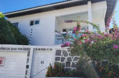 Uma belissima casa a venda no coração de lauro de freitas com 3 quartos 2 suites