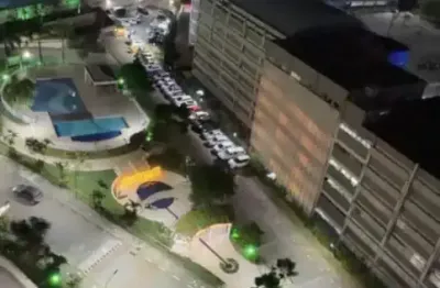 Lindo apartamento disponível para aluguel ,  com 2 vagas cobertas , semi mobiliado em uma ótima localizador.