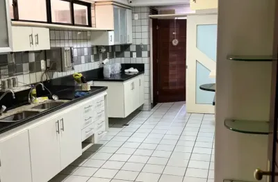 Apartamento com 04 suítes próximo ao mar e local privilegiado