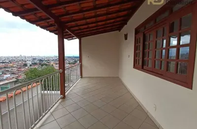 Casa de 03 pavimentos no bairro paraíso com uma linda vista da cidade e barracão nos fundos