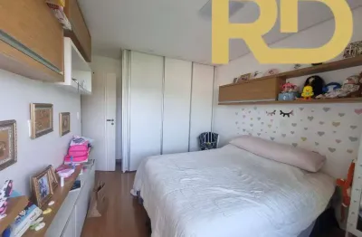 Linda cobertura com 4 quartos sendo 1 suíte e 2 vagas paralelas.