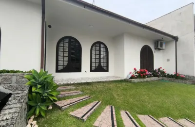 Casa em barreiros com 3 dormitórios sendo 1 suíte, edícula aos fundos com churrasqueira