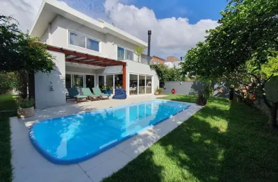 Casa de 3 suítes em condomínio fechado, localizada no rio tavares - florianópolis/sc