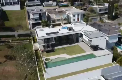 Veda de uma exuberante casa do residencial tambore 10 alphaville