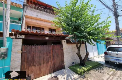 Cosmorama - cond. beija-flor iii, triplex com 4 quartos sendo 1 suíte