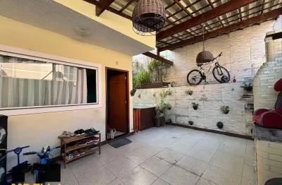 Casa com piscina e área gourmet em pequeno condomínio
