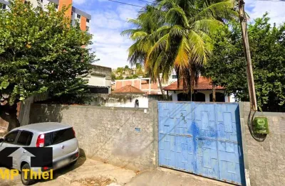 Casa linear de 4 quartos (sendo 1 suíte), com piscina, em amplo terreno de 456m²