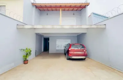 Linda casa sobrado com 2 dormitorios e piscina aquecida no parque continental