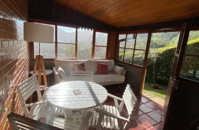 Casa bucólica com vista deslumbrante – 3 quartos, 2 suítes, sala com lareira, piscina e varanda gourmet