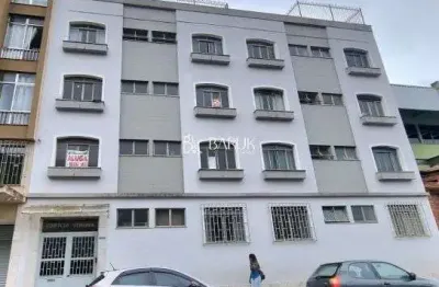 Centro, quarto e sala todo reformado, um lance de escadas, excelente localização.