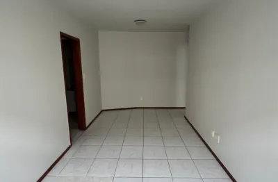 Apartamento com 3 quartos, sala ampla e com armários planejados no altos dos espaços