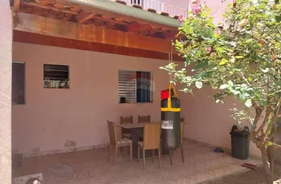 Casa com quintal e ponto comercial em área de fácil acesso - jundiaí/sp