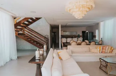 Belíssima casa, com 600m², 09 suítes, com varanda, sala para 02 ambientes distribuídos confortavelm
