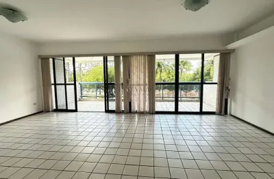 Apartamento à venda com 200m², 4 quartos sendo 2 suítes, wc social, sala 3 amb, varanda, cozinha e