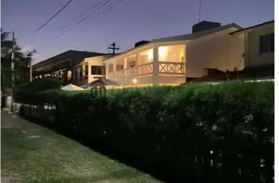 Linda casa em condominio, à venda toda mobiliada 5 dormitórios, 384m² de área construida, com pisci