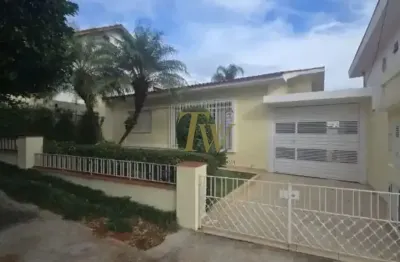 Casa térrea à venda. ótima oportunidade! casa espaçosa em bairro arborizado.